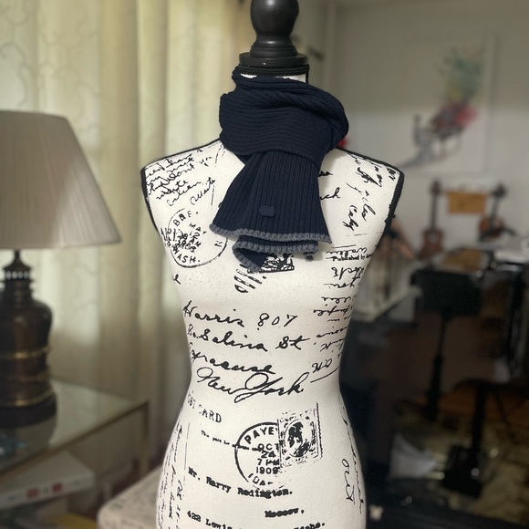 EUC Unisex Youth’s Dolce & Gabbana Cashmere Scarf With Logo Patch In Dark Navy - Picture 6 of 9